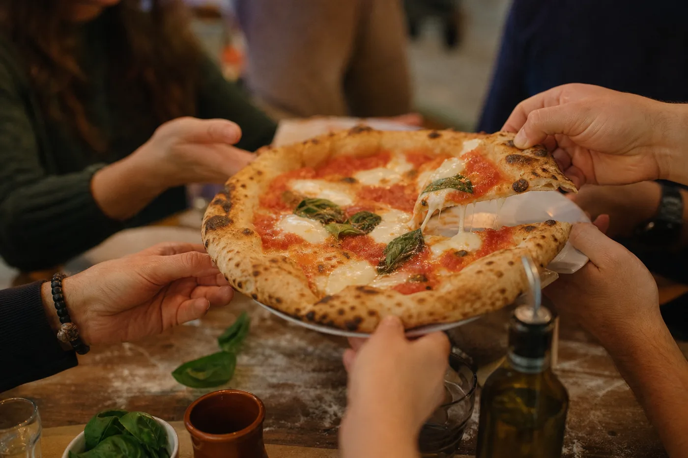 Una pizza condivisa al centro della tavola